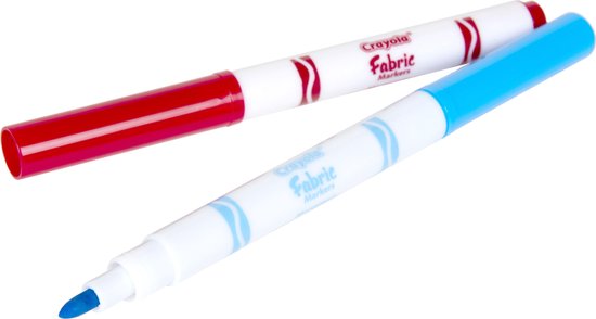Deux feutres textiles Crayola, un rouge et un bleu, posés sur fond blanc.