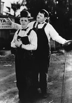Tuinposter - Filmsterren - Retro / Vintage - Stan Laurel & Oliver Hardy in wit / grijs / zwart  - 120 x 180 cm.