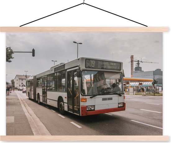 Posterhanger incl. Poster - Schoolplaat - Een moderne Duitse stadsbus - 150x100 cm - Blanke latten