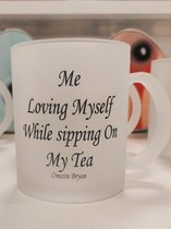 Omaira Bryan - Mok - Frosted - Mat wit - Me Loving Myself While Sipping On My Tea - Theemok - Love - Valentijn - Liefde - Thee Lover - Koffie Tijd - Verjaardag - Thee moment - 300ml