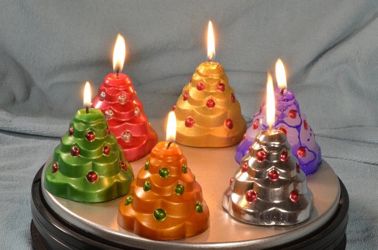 Hallo Kerstmis ! Set van 6 stuks verschillende handgemaakte Kerstboom kaarsen, gemaakt door Candles by Milanne uit Emmen - BEKIJK VIDEO