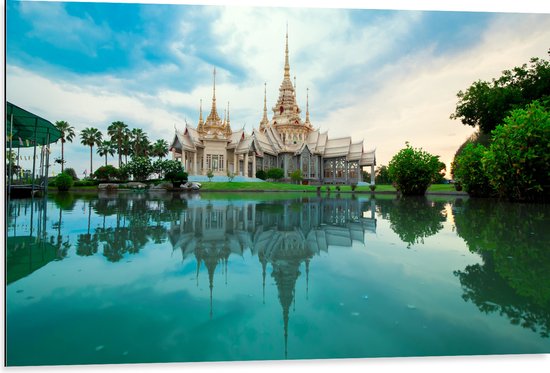 WallClassics - Dibond - Boeddhisitsche Tempel - Thailand - 105x70 cm Foto op Aluminium (Wanddecoratie van metaal)