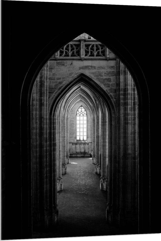 WallClassics - Acrylglas - Donkere Gang in een Kerk - Zwart Wit - 80x120 cm Foto op Acrylglas (Wanddecoratie op Acrylaat)