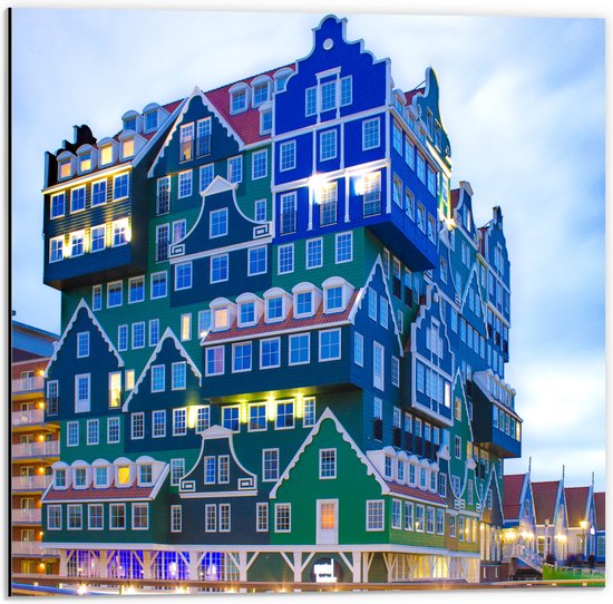 WallClassics - Dibond - Groen met Blauwe Huizen op elkaar - Zaandam - 50x50 cm Foto op Aluminium (Wanddecoratie van metaal)