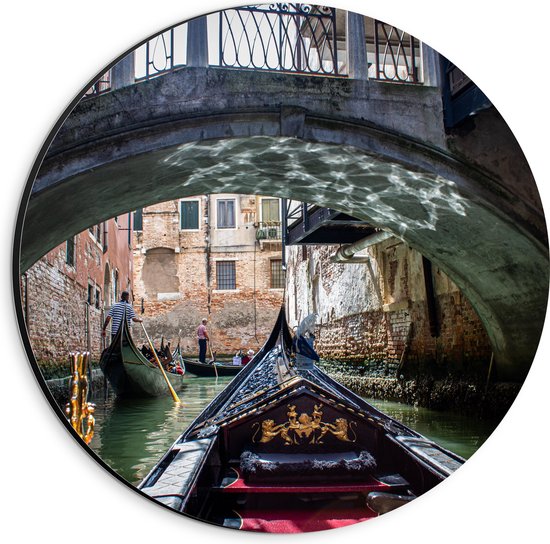 WallClassics - Dibond Muurcirkel - Bootje varen in de Gracht - Italië - 20x20 cm Foto op Aluminium Muurcirkel (met ophangsysteem)