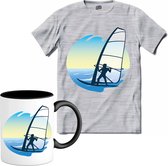 Windzeilen Met Zeiler | Wind zeilen - Boot - Zeilboot - T-Shirt met mok - Unisex - Donker Grijs - Gemêleerd - Maat XL