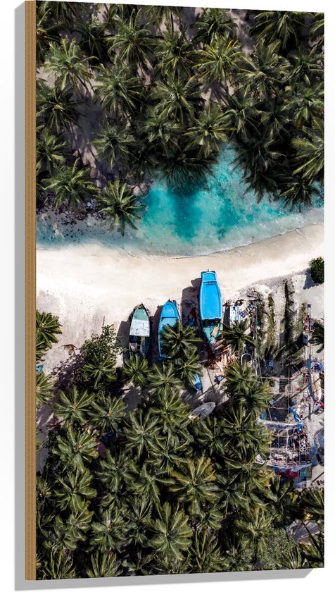 WallClassics - Hout - Bovenaanzicht van Blauwe Bootjes tussen Palmbomen op Wit Strand - 50x100 cm - 9 mm dik - Foto op Hout (Met Ophangsysteem)