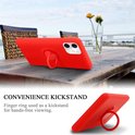 Lichtrode siliconen telefoonhoes met ring die dient als standaard, op een houten tafel.