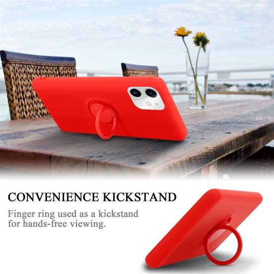Lichtrode siliconen telefoonhoes met ring die dient als standaard, op een houten tafel.