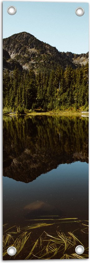 WallClassics - Tuinposter – Groene Berg aan het Water - 20x60 cm Foto op Tuinposter (wanddecoratie voor buiten en binnen)