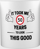 porte-clés monde - hourra 50 ans Mug avec impression - cadeau d'anniversaire - Papa - Maman - Collègue - Texte drôle - Contenu 350 ML