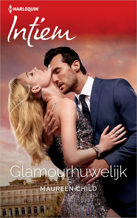 Een vrouw in een glinsterende jurk, met blonde haren, wordt vastgehouden door een man in een pak. De tekst "Intiem" en "Glamourhuwelijk" staat op de cover.
