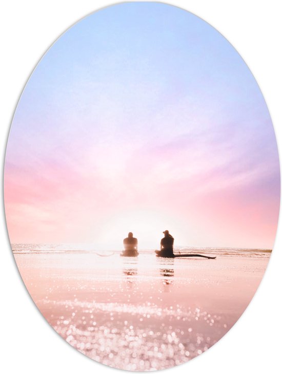 WallClassics - PVC Schuimplaat Ovaal - Duo zittend aan het Water op het Strand bij Pastellucht - 60x80 cm Foto op Ovaal (Met Ophangsysteem)