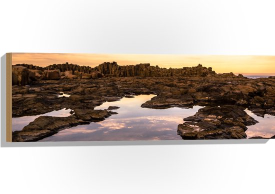 Hout - Helder Bruine Rotsen in Water met Paarse Gloed - 90x30 cm - 9 mm dik - Foto op Hout (Met Ophangsysteem)