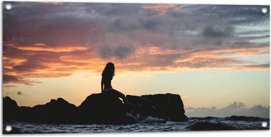 Tuinposter – Vrouw op Rotsen Kijkend naar de Zee - 100x50 cm Foto op Tuinposter (wanddecoratie voor buiten en binnen)