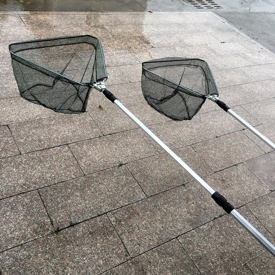 Twee zwarte visnetten met aluminium handvatten op een stenen ondergrond.