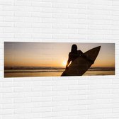 Muursticker - Achteraanzicht van Surfer lopend over het Strand - 150x50 cm Foto op Muursticker