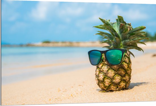 Dibond - Ananas met Zonnebril Chillend op het Strand - 120x80 cm Foto op Aluminium (Met Ophangsysteem)