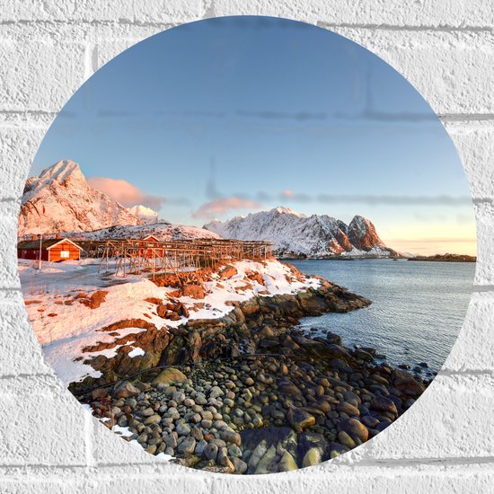 Muursticker Cirkel - Prachtig Sneeuwlandschap aan het Stromende Water in Noorwegen - 40x40 cm Foto op Muursticker