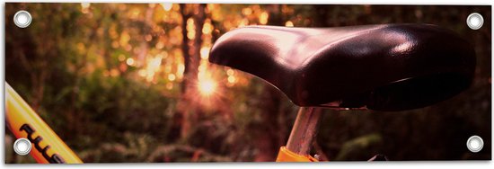 WallClassics - Tuinposter – Zadel van Gele Fiets in het Bos - 60x20 cm Foto op Tuinposter (wanddecoratie voor buiten en binnen)