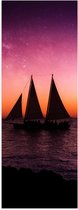 WallClassics - Poster Glanzend – Zeilboot op Zee met paars gele Lucht - 20x60 cm Foto op Posterpapier met Glanzende Afwerking