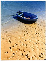 WallClassics - Dibond - Voetstappen in het Zand bij Blauwe Boot aan het Water - 60x80 cm Foto op Aluminium (Wanddecoratie van metaal)