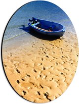 WallClassics - Dibond Ovaal - Voetstappen in het Zand bij Blauwe Boot aan het Water - 21x28 cm Foto op Ovaal (Met Ophangsysteem)