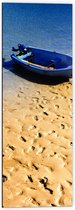 WallClassics - Dibond - Voetstappen in het Zand bij Blauwe Boot aan het Water - 40x120 cm Foto op Aluminium (Wanddecoratie van metaal)
