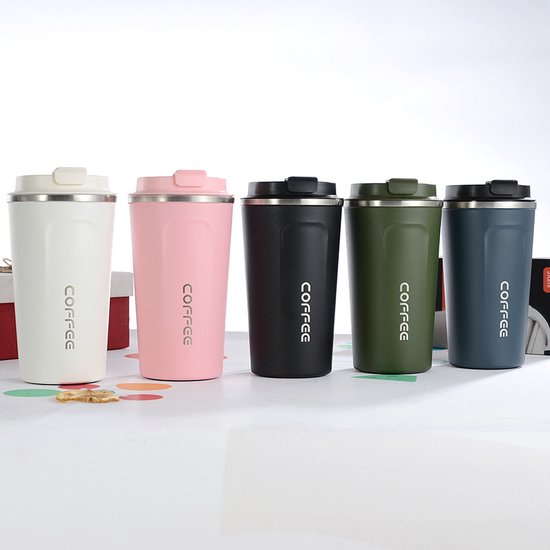 Vijf koffiebekers in de kleuren crème, roze, zwart, legergroen en donkerblauw, met witte "COFFEE" opdruk.
