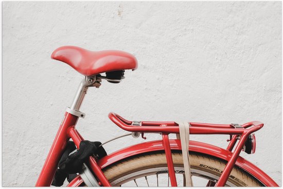 WallClassics - Poster Glanzend – Rood Zadel op Rode Fiets - 90x60 cm Foto op Posterpapier met Glanzende Afwerking