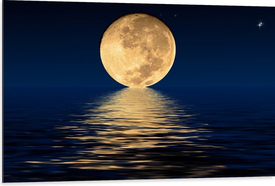 Grote pleine lune tombant dans la mer avec réflexion sur l'eau, ciel étoilé.