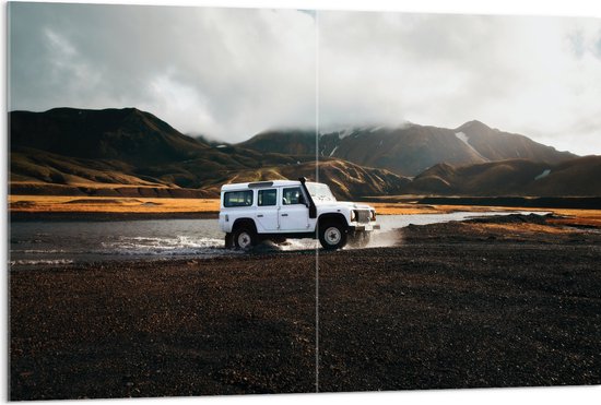 WallClassics - Acrylglas - Witte Grote Auto door het Water bij het Berglandschap - 120x80 cm Foto op Acrylglas (Wanddecoratie op Acrylaat)
