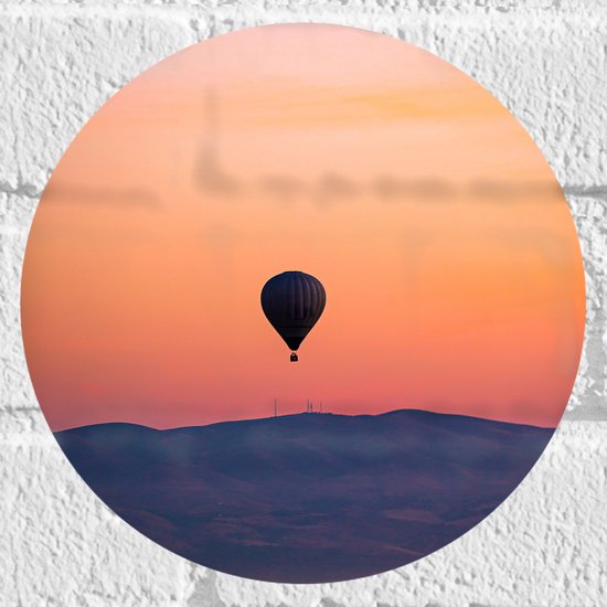 Muursticker Cirkel - Heteluchtballon boven Berg tijdens Zonsondergang in Turkije - 20x20 cm Foto op Muursticker