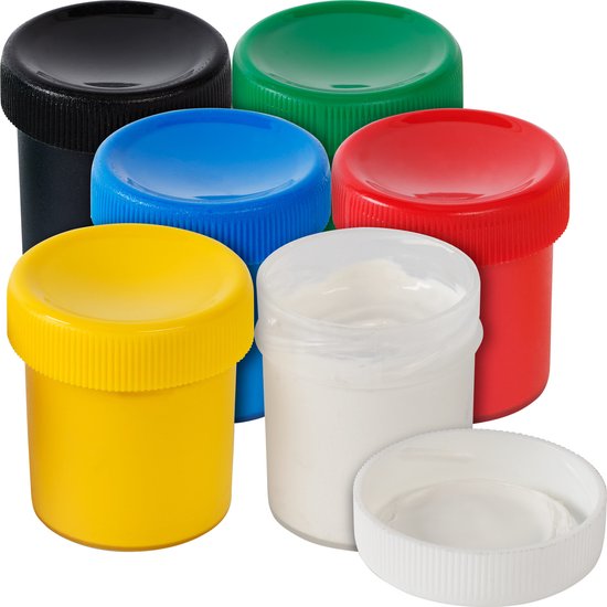 Zes potjes verf: zwart, groen, blauw, rood, geel en wit. Een witte dop ligt ernaast.