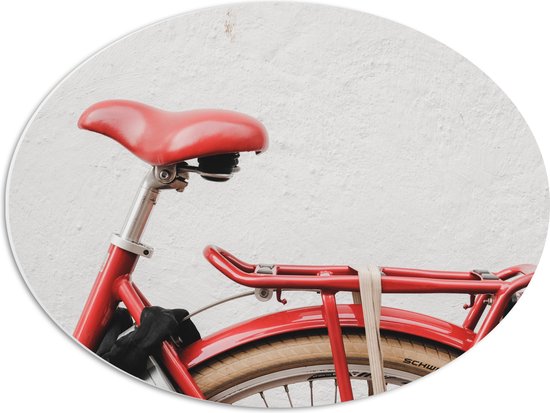 WallClassics - PVC Schuimplaat Ovaal - Rood Zadel op Rode Fiets - 56x42 cm Foto op Ovaal (Met Ophangsysteem)