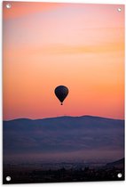 Tuinposter – Heteluchtballon boven Berg tijdens Zonsondergang in Turkije - 60x90 cm Foto op Tuinposter (wanddecoratie voor buiten en binnen)