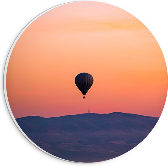 PVC Schuimplaat Muurcirkel - Heteluchtballon boven Berg tijdens Zonsondergang in Turkije - 20x20 cm Foto op Muurcirkel (met ophangsysteem)