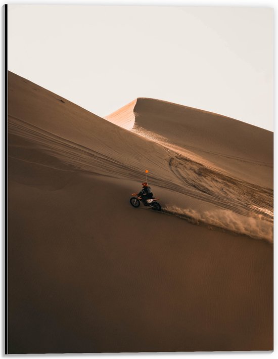 WallClassics - Dibond - Oranje Motorrijder op Zandheuvel in de Woestijn - 30x40 cm Foto op Aluminium (Wanddecoratie van metaal)