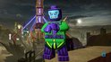 Lego Kang the Conqueror met groen-paars pak en paarse handschoenen, staand op een rots.