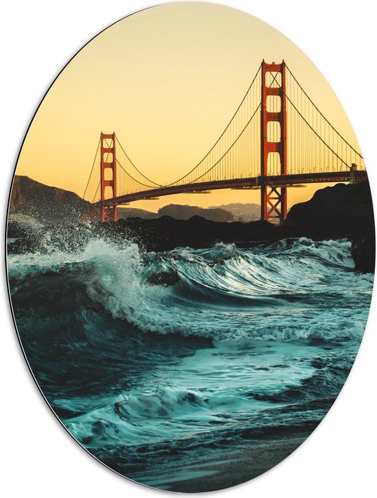 WallClassics - Dibond Ovaal - Wilde Zee bij Golden Gate Bridge in San Francisco - 60x80 cm Foto op Ovaal (Met Ophangsysteem)