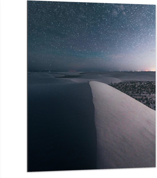 WallClassics - Dibond - Heldere Sterrenhemel boven Sneeuwbergen - 75x100 cm Foto op Aluminium (Met Ophangsysteem)
