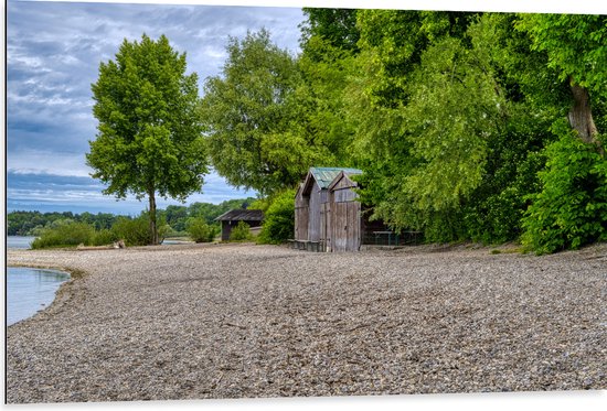 WallClassics - Dibond - Bruine Hutjes aan de Rand van het Bos - 105x70 cm Foto op Aluminium (Wanddecoratie van metaal)