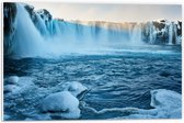 WallClassics - PVC Schuimplaat - Goðafoss Watervallen in IJsland - 60x40 cm Foto op PVC Schuimplaat (Met Ophangsysteem)