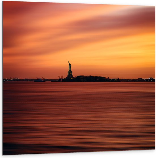 WallClassics - Dibond - Vrijheidsbeeld in New York van Ver met Zonsondergang - 100x100 cm Foto op Aluminium (Wanddecoratie van metaal)