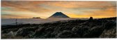 Vlag - Vulkaan in de Verte van Prachtitg Landschap - 60x20 cm Foto op Polyester Vlag
