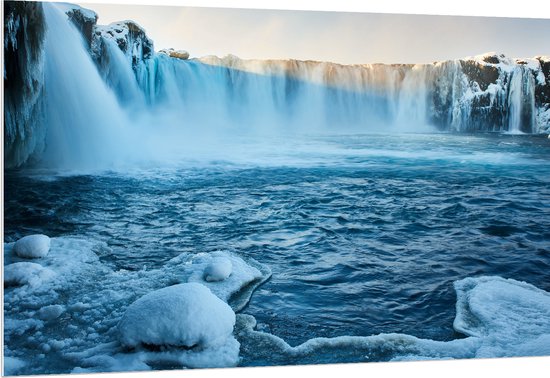 WallClassics - PVC Schuimplaat- Goðafoss Watervallen in IJsland - 150x100 cm Foto op PVC Schuimplaat