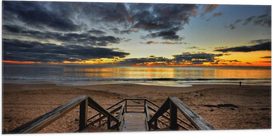 WallClassics - Vlag - Trap naar het Strand met Zonsondergang - 100x50 cm Foto op Polyester Vlag