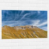 Muursticker - Schapen Wolken boven Stijle Berg - 90x60 cm Foto op Muursticker