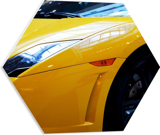 PVC Schuimplaat Hexagon - Snelle Sportauto in het Geel - 50x43.5 cm Foto op Hexagon (Met Ophangsysteem)