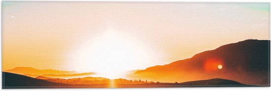 WallClassics - Vlag - Oranje Zonsondergang tussen de Bergen - 60x20 cm Foto op Polyester Vlag